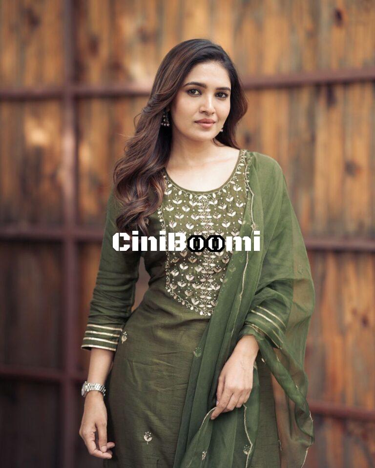 Actress Vani Bhojan Oozes Charm In Chudidhar