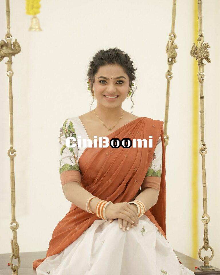 Actress Delna Davis Exudes Elegance In Half Saree