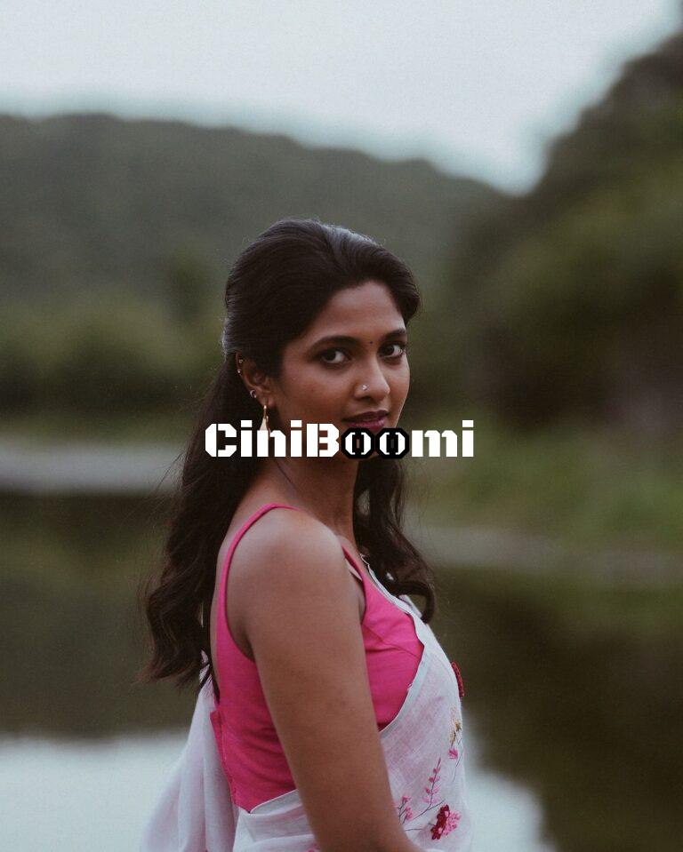 Actress Keerthi Pandian Oozes Charm In Saree
