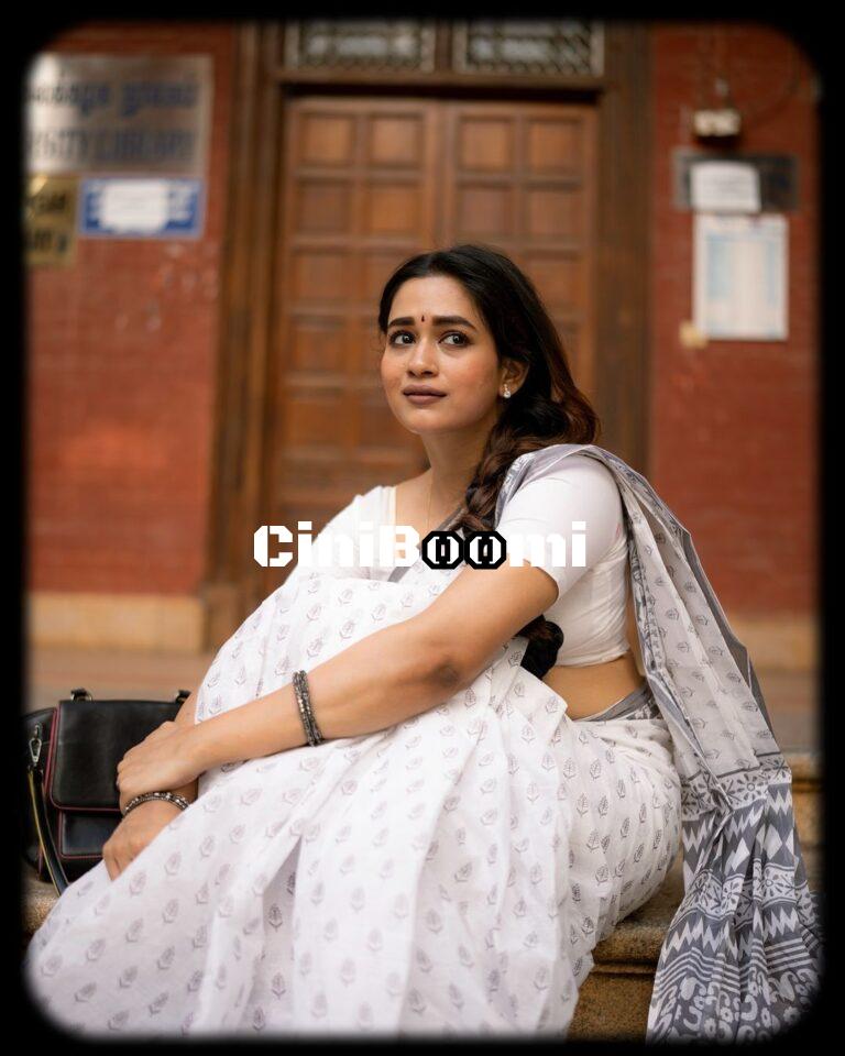 Actress Kaavya Arivumani Blends Elegance With Charm In White Saree