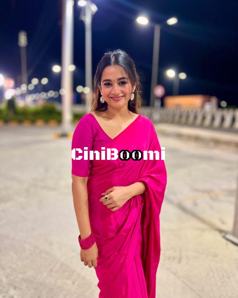 Actress Kaavya Arivumani Redefines Beauty In Pink Saree