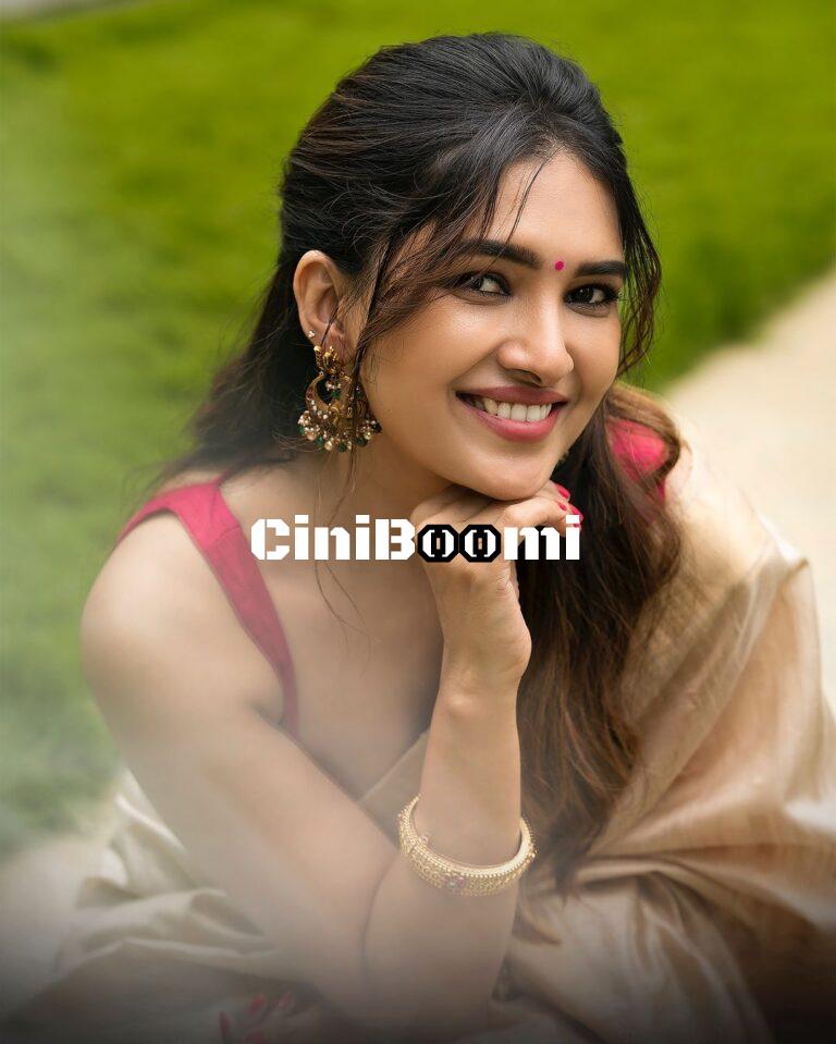 Actress Vani Bhojan Redefines Beauty In Traditional Outfit