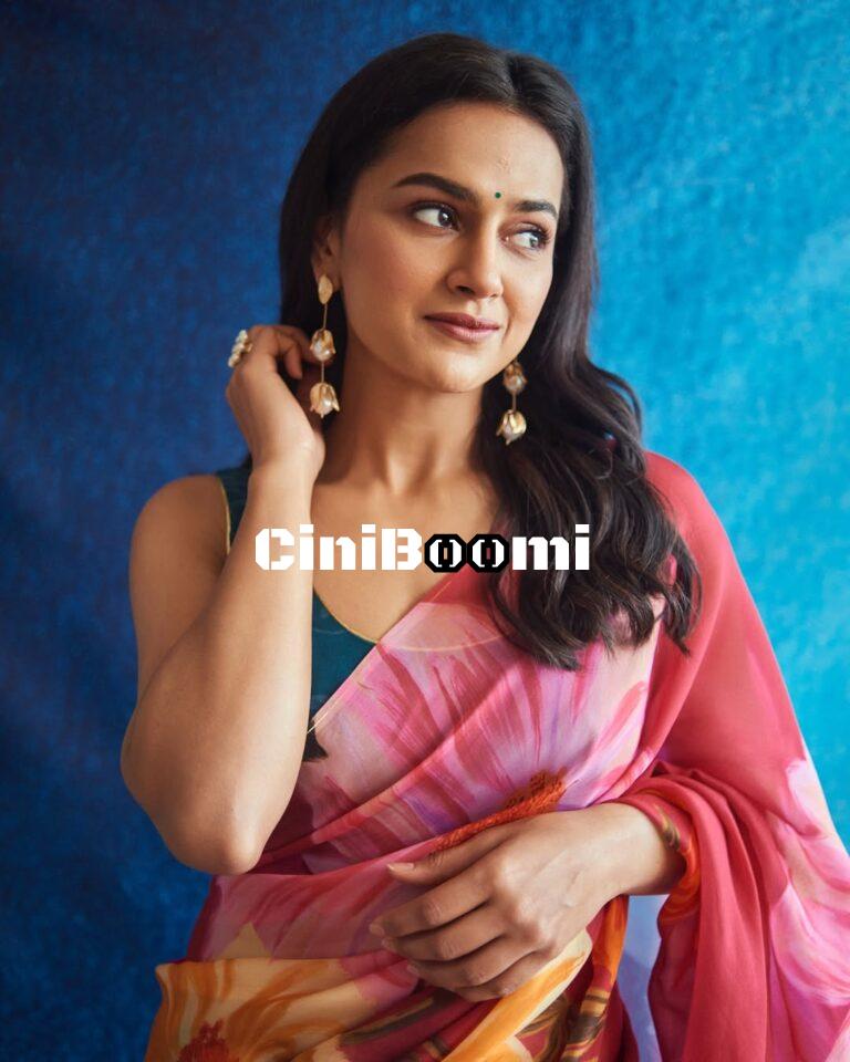Actress Shraddha Srinath Oozes Elegance In Colourful Saree